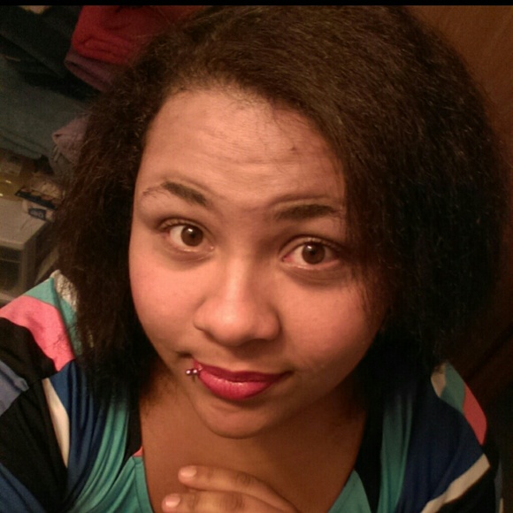 Profile Picture of Ariel Logan (@brokenbeautiful) on Poshmark