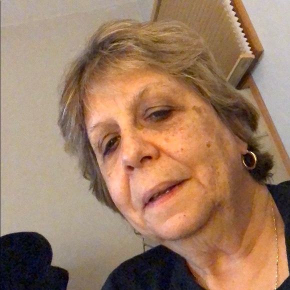 Profile Picture of Debra Cruciata (@dmom247) on Poshmark