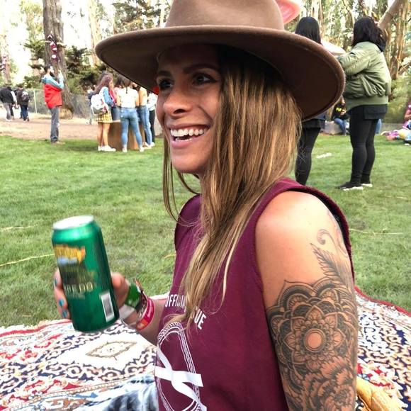 Profile Picture of Danielle Bouchard (@rockstella) on Poshmark