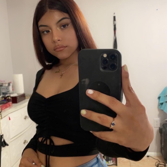 Profile Picture of Gabriela Allende (@gabrielaallende) on Poshmark