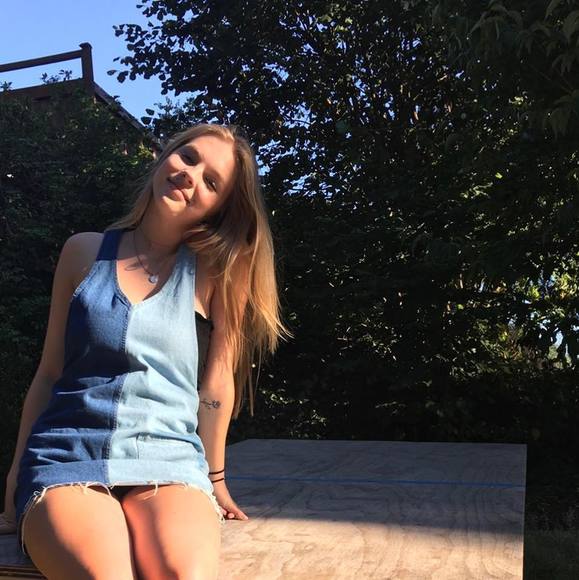 Profile Picture of Emma Zwaller (@zwallere14) on Poshmark