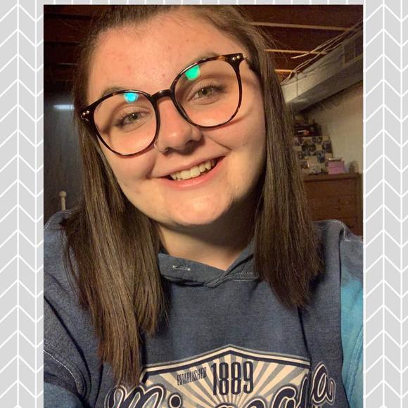 Profile Picture of Shelby Fechter (@shelbyfechter) on Poshmark