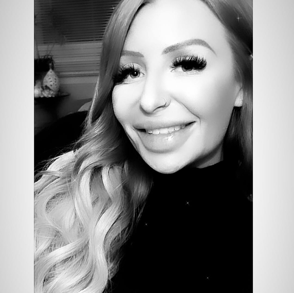 Profile Picture of Hilary Giblin (@hilaryegiblin) on Poshmark