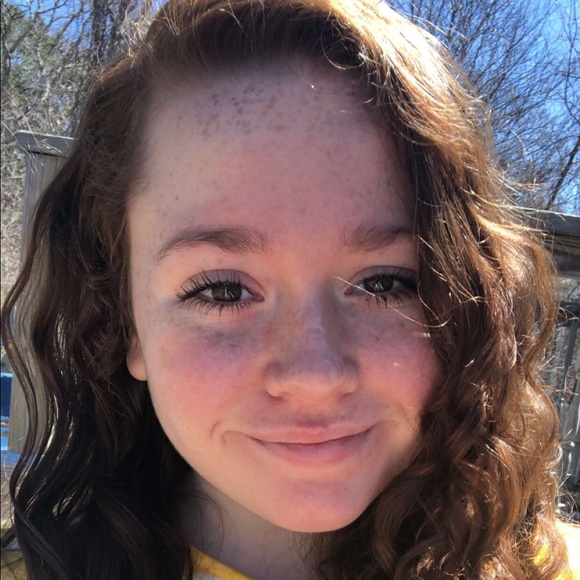 Profile Picture of Emma Figlioli (@emmafiglioli) on Poshmark