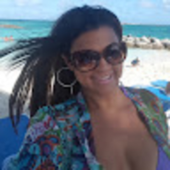 Profile Picture of Catherine Espinal (@catherineespina) on Poshmark