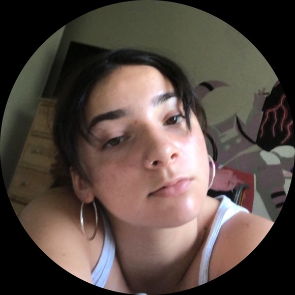 Profile Picture of Isabelle Perry (@izzmybizz) on Poshmark