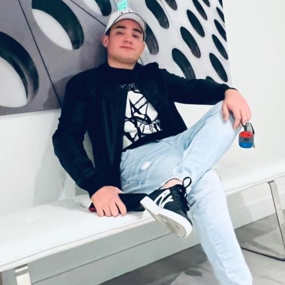 Profile Picture of Alexander Garcia (@alexandergar844) on Poshmark