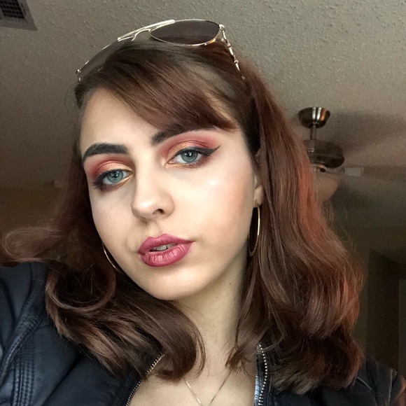 Profile Picture of Ellis Abbema (@majormagenta) on Poshmark