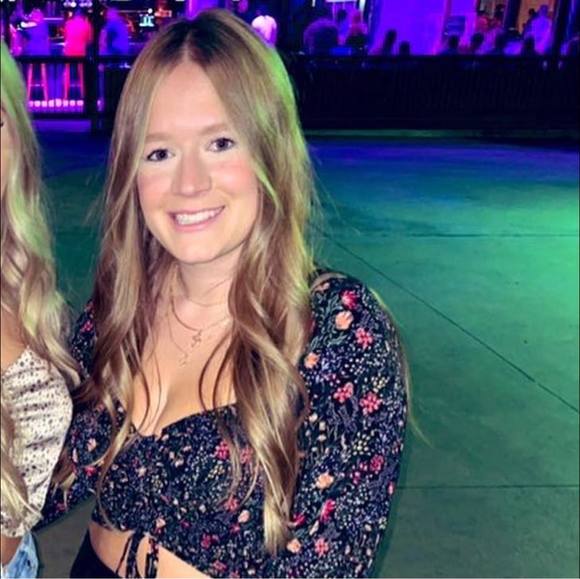 Profile Picture of Joni Casey (@jcasey1616) on Poshmark