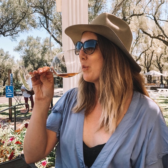 Profile Picture of Gillian Barrett (@gillianbarrett) on Poshmark