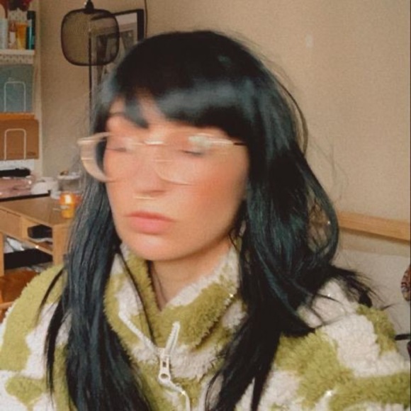 Profile Picture of Nicole Henzel (@misshenzel) on Poshmark