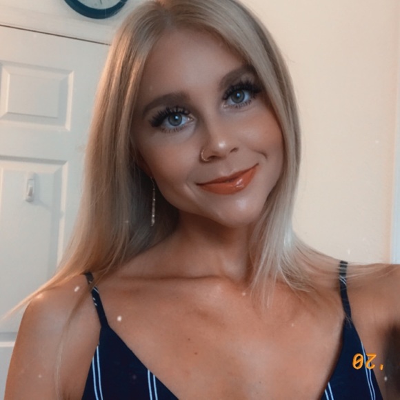 Ashley Durski - Poshmark Profile Picture of Ashley Durski (@ashley128081) on Poshmark