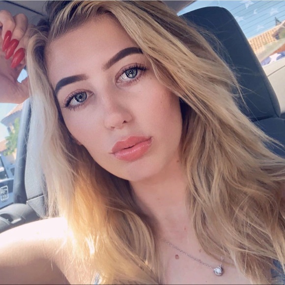Profile Picture of Kat Knutsen (@spideronskates) on Poshmark