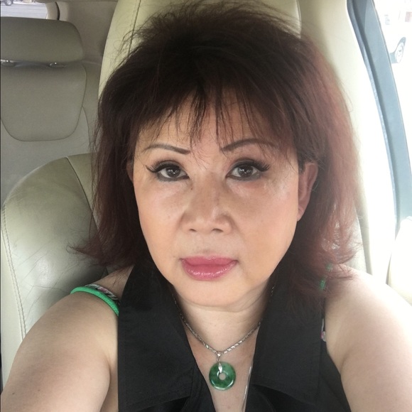 Profile Picture of Claudia Kusak (@grtfashion) on Poshmark