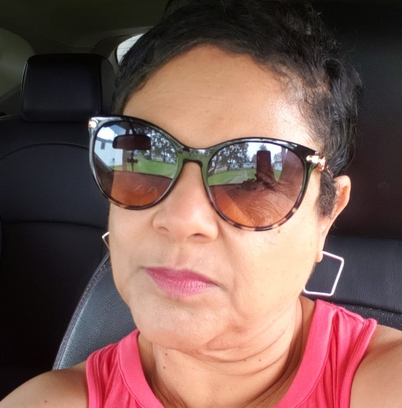 Profile Picture of Leanna Glaude (@glaudel) on Poshmark
