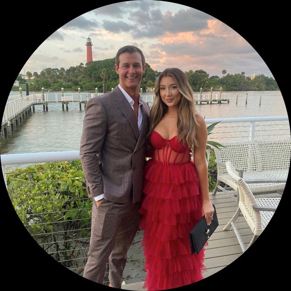 Profile Picture of Lily Thom (@lilyythom) on Poshmark