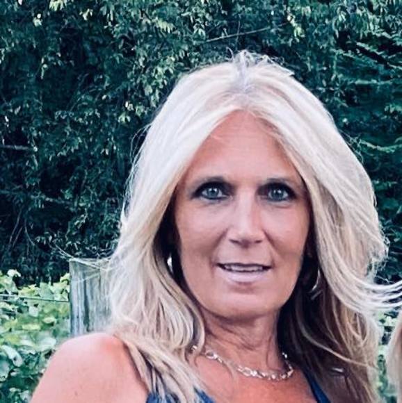 Profile Picture of Tina Stuchell (@tinastuchell) on Poshmark