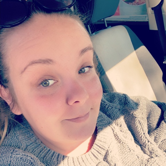 Profile Picture of Renee Riddle (@reneeriddle383) on Poshmark