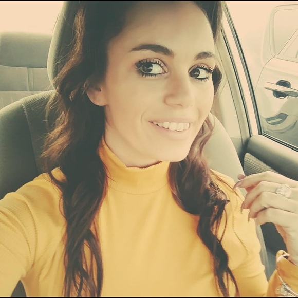 Profile Picture of Danielle Bowling (@dbowling04) on Poshmark
