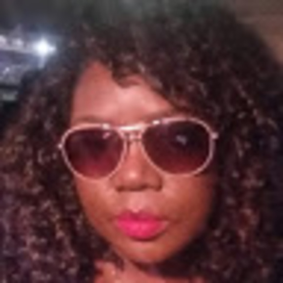 Profile Picture of Danielle Walton (@dewalton80) on Poshmark