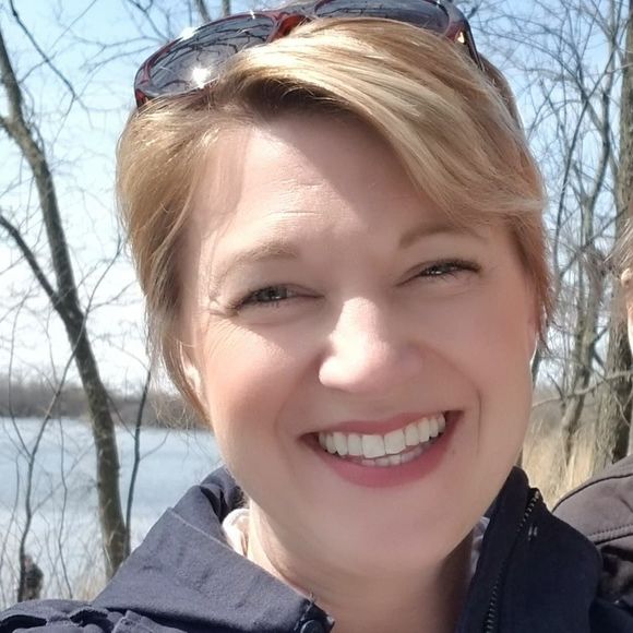 Profile Picture of Carolyn Zolecki (@czolecki) on Poshmark