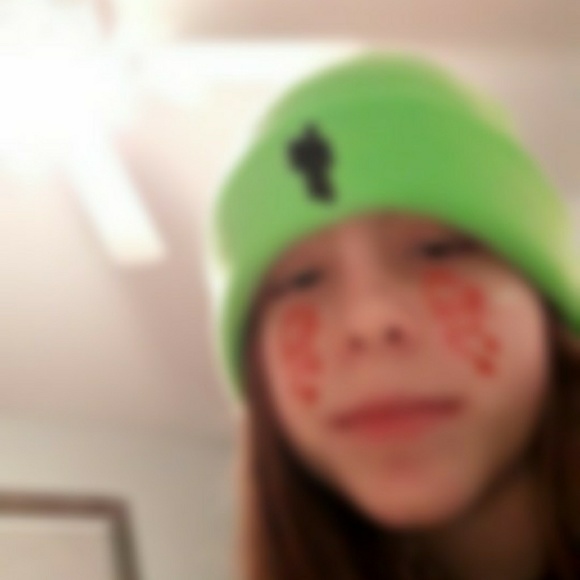 Profile Picture of Taylor Wimple (@prettyoddflex) on Poshmark