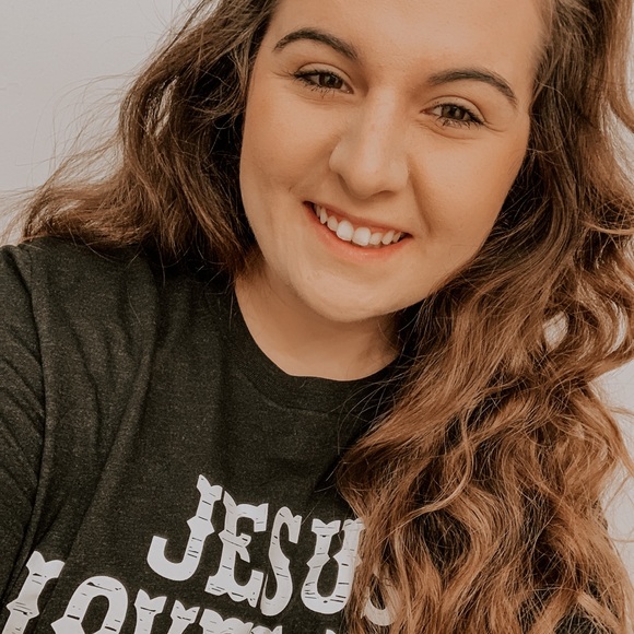 Profile Picture of Brianna Davis (@briannadavis42) on Poshmark