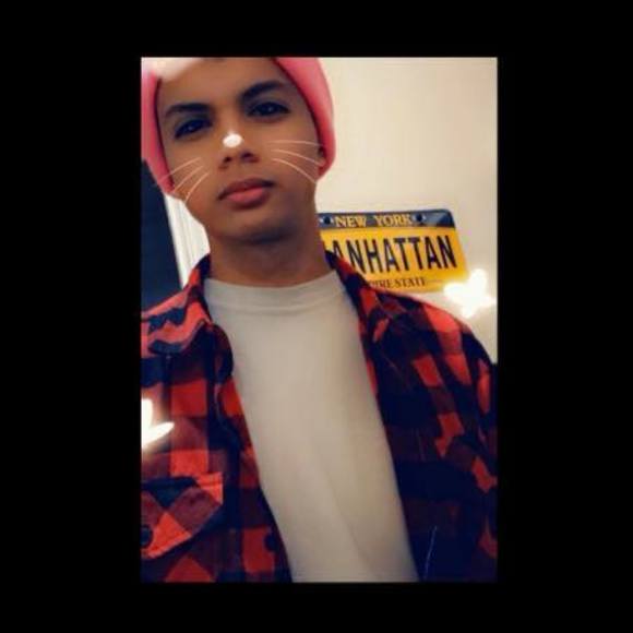 Profile Picture of Adam Calderon (@scoredzeus) on Poshmark