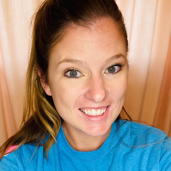 Profile Picture of Caroline Yung (@cyung92) on Poshmark