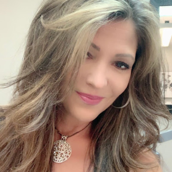 Profile Picture of Cindy Mcconnell (@cindymcconne720) on Poshmark