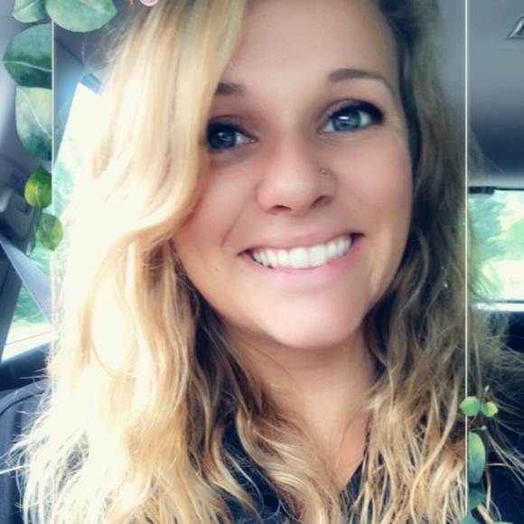 Profile Picture of Amanda Braunshausen (@abrau426) on Poshmark