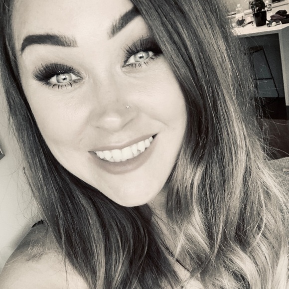 Profile Picture of Nadia Roberts (@naymay21) on Poshmark