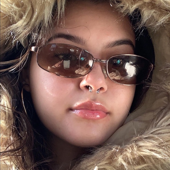 Profile Picture of Oasis Endriss (@owaezyz) on Poshmark