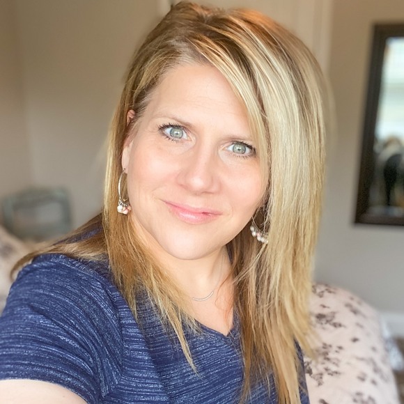 Profile Picture of Alesha Oppatt (@aoppatt) on Poshmark