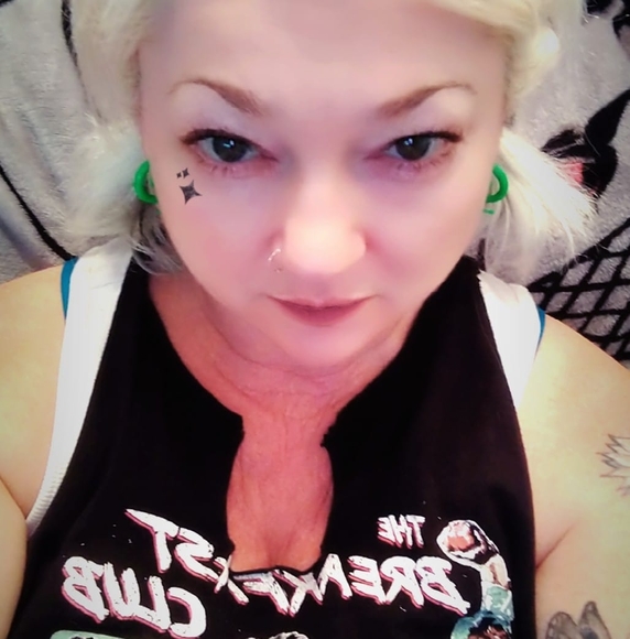 Profile Picture of Amanda Ronzone (@aronzone) on Poshmark