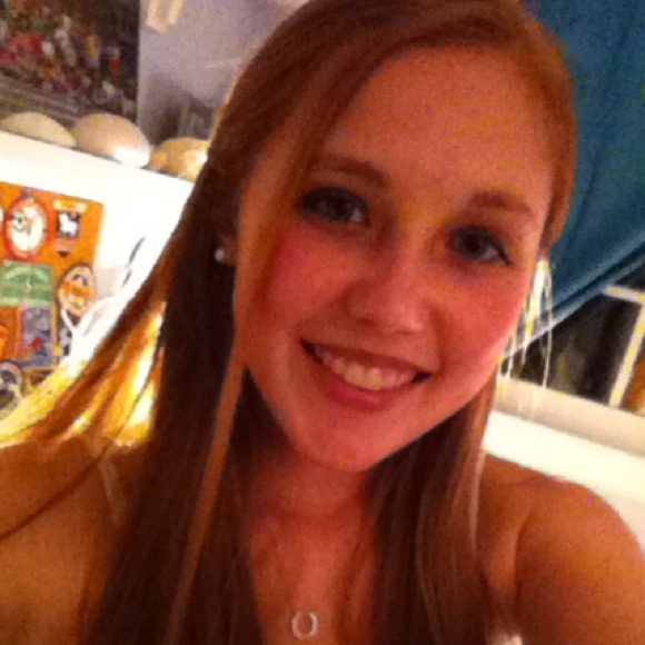 Profile Picture of Isabel Smallman (@bellocs97) on Poshmark