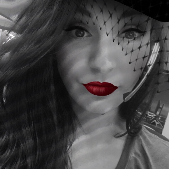 Profile Picture of Nicole Winborne (@nwinborne) on Poshmark