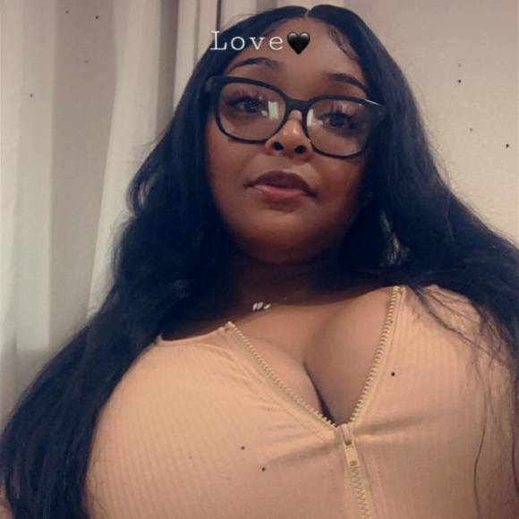 Profile Picture of Danielle' Beck (@lashellbeck) on Poshmark