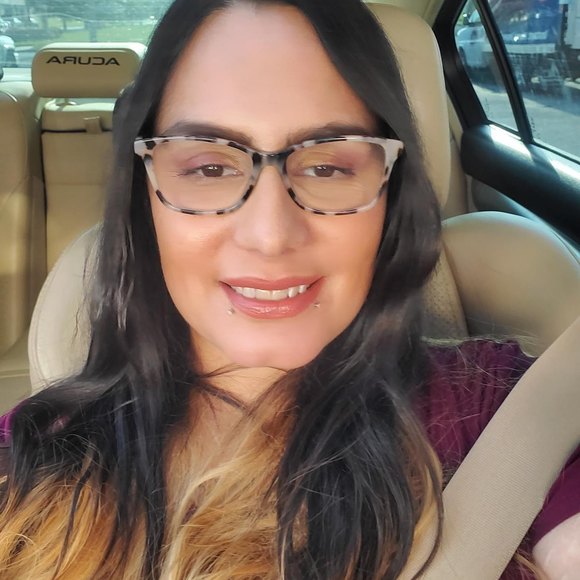 Profile Picture of Brenda Flores (@brendaflores488) on Poshmark