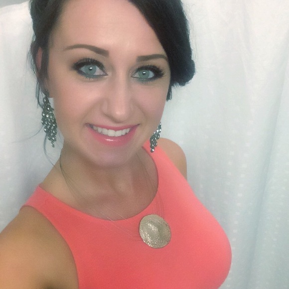 Profile Picture of Danielle Dunning (@ddunning715) on Poshmark