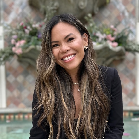 Profile Picture of Jenny Quicksall (@jqs_closet) on Poshmark