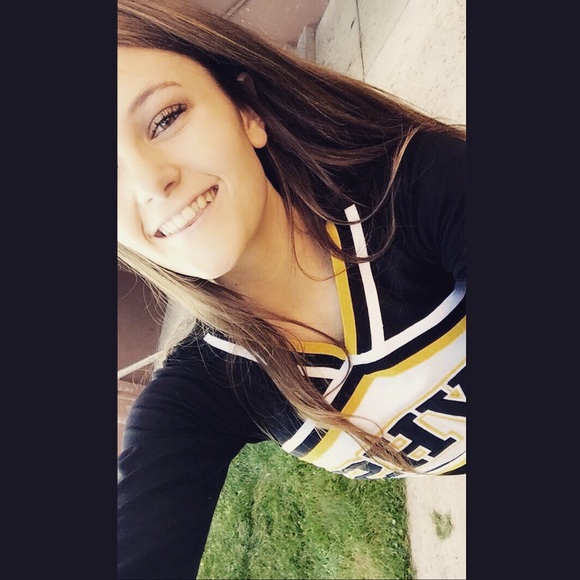 Nikki Anzinger - Poshmark Profile Picture of Nikki Anzinger (@short_stack0812) on Poshmark