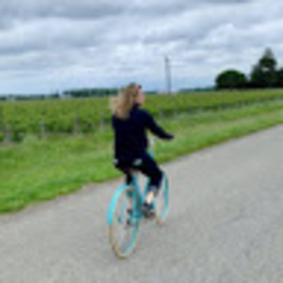 Profile Picture of Lisa Whiting (@eswhiting) on Poshmark