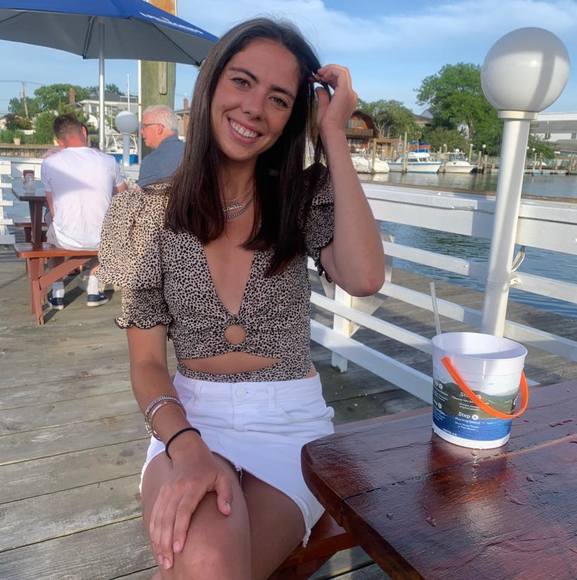 Profile Picture of Danielle Keener (@daniellekeener) on Poshmark