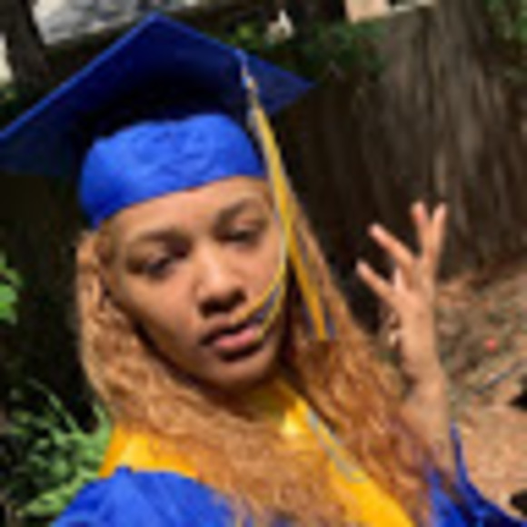 Profile Picture of Caitlin Zakely (@czakel02) on Poshmark