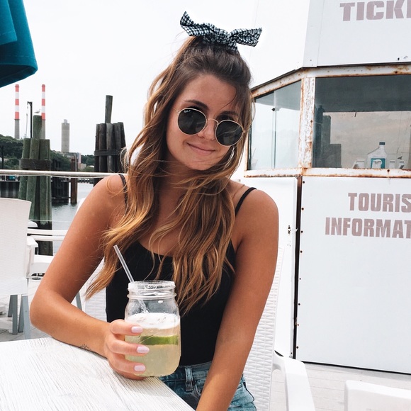 Profile Picture of Kristen Zeumer (@kzeumer) on Poshmark