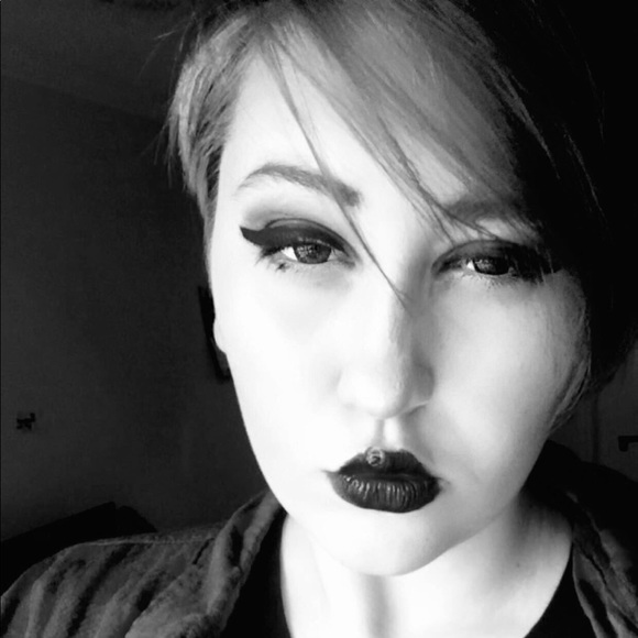 Profile Picture of Justina Howell (@justinahbr) on Poshmark