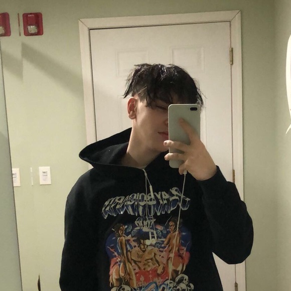 Profile Picture of Andrew Hutchison (@vloneandrew) on Poshmark