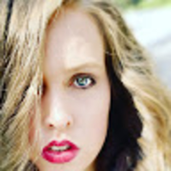 Profile Picture of Jacqueline M. (@jacque33mom4) on Poshmark