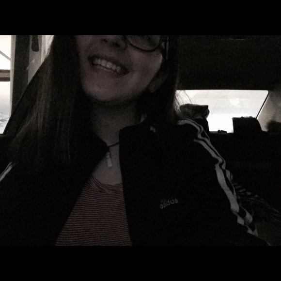 Profile Picture of Brittney Parnicky (@brittneyparn) on Poshmark